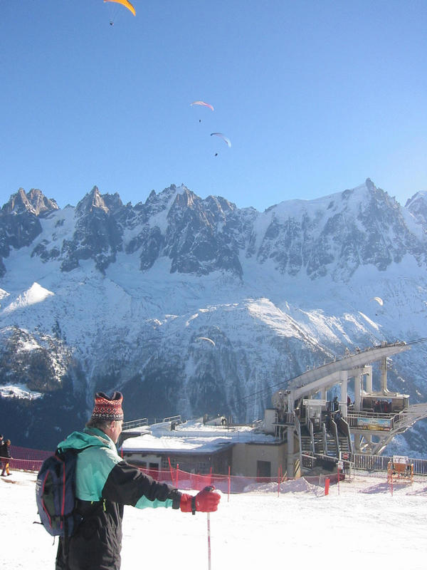 paraglidere i ettermidagsluft